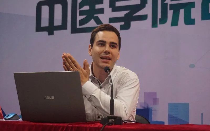 来中国十年 哥伦比亚小伙儿成了中医博士生