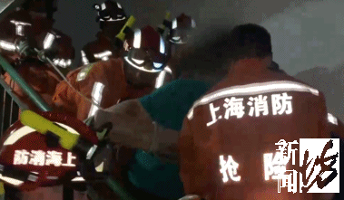 消防人员帮助胖先生下楼。图片来自公众号新闻坊