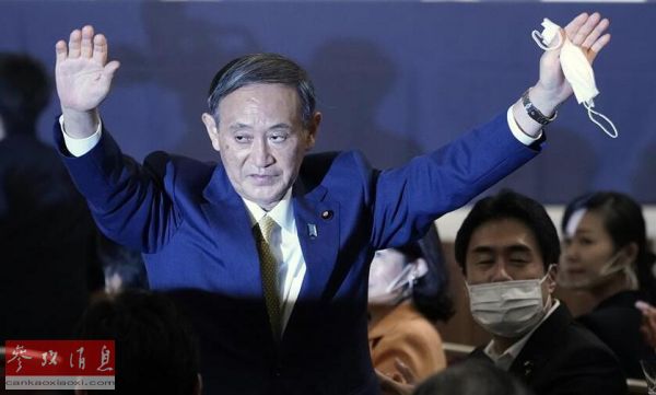9月14日,在日本东京,日本内阁官房长官菅义伟庆祝获胜。 新华社发(Pool图片,星子裕一摄)
