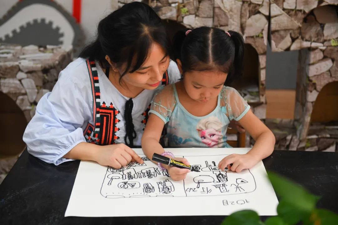 在长沙市岳麓幼儿教育集团第二幼儿园,老师指导小朋友进行食谱绘画 陈泽国 摄