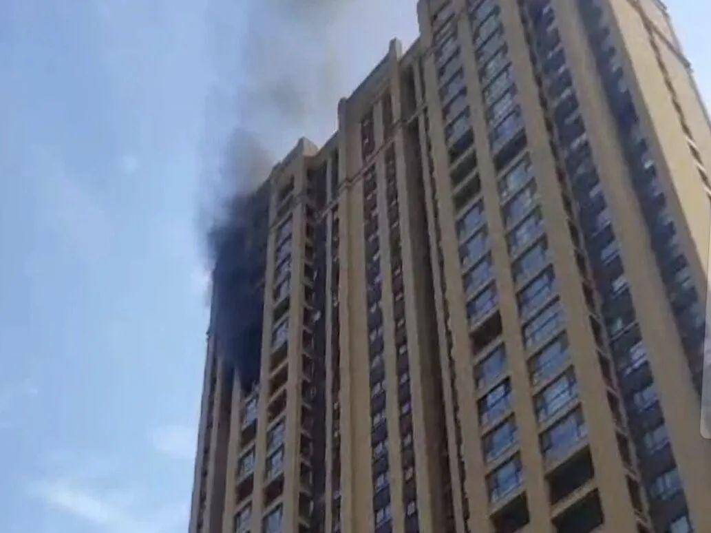 高雄一12层建筑凌晨突发大火，整栋大楼被火海吞噬，现场不断传出尖叫