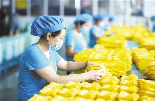 怡青舒袜业有限公司的员工正在生产线上工作。 陈发明摄