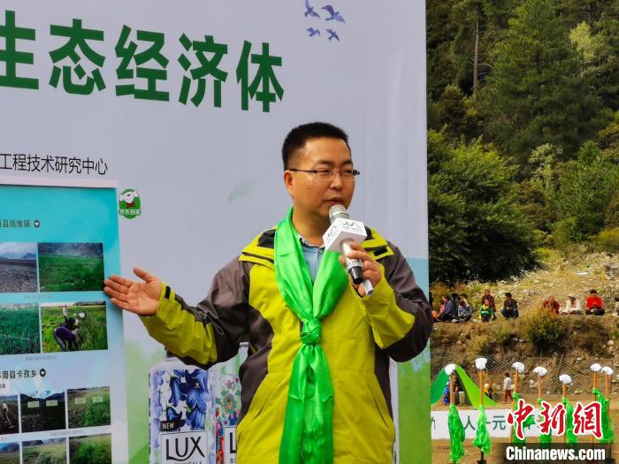 图为西藏高原草业工程技术研究中心武俊喜博士回顾“力士·绿哈达行动”植草历程。　张伟 摄