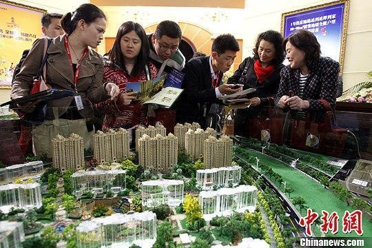 资料图:某楼盘项目吸引众多购房者前来“淘房”。中新社发 汤彦俊 摄