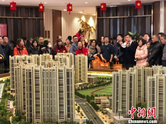 资料图:置业顾问向看房人进行讲解。 朱晓颖 摄