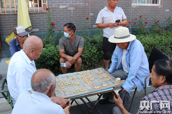 正在清闲下棋的马渡村村民(央广网记者 王勇生 摄)