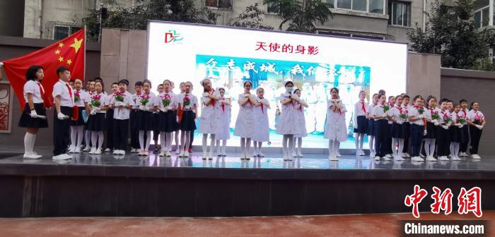 现场,孩子们表演了歌伴舞《天使的身影》。 吴琼 摄