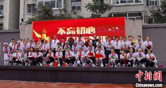图为孩子们与一线抗疫工作者合影。 吴琼 摄