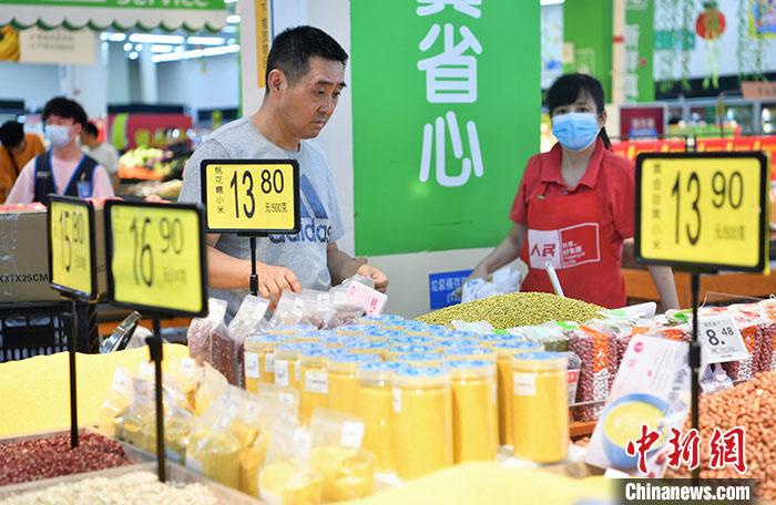 资料图:市民在超市选购生果。 中新社记者 张浪 摄