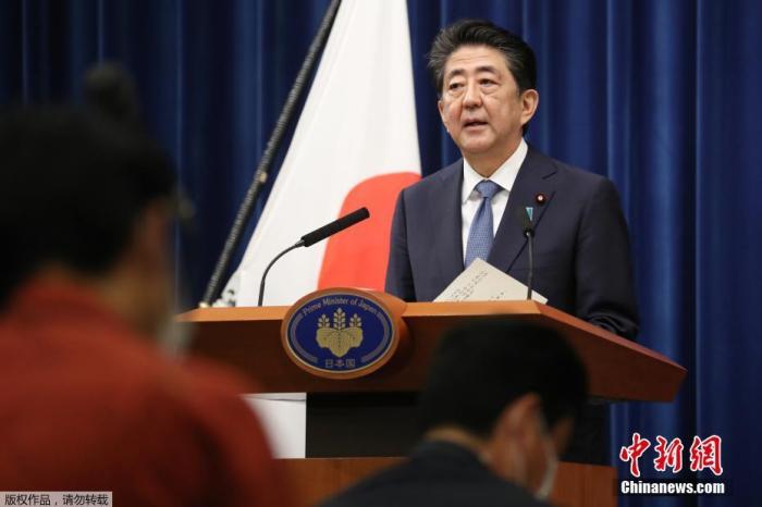 资料图:当地时间8月28日下午5时许,日本首相安倍晋三在新闻发布会上,宣布辞去首相职务。图为新闻发布会现场。