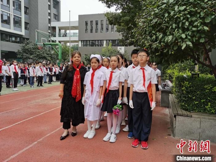 14日,青年路小学开展主题校会活动,邀请4位抗疫英雄走进校园,分享抗疫故事,来自47个班的2000多名小学生齐聚操场。 吴琼 摄
