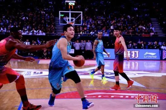 资料图:2017年CBA全明星赛丁彦雨航劳绩最有代价球员(MVP)称呼。图为丁彦雨航在竞赛中。中新社记者 邢翀 摄