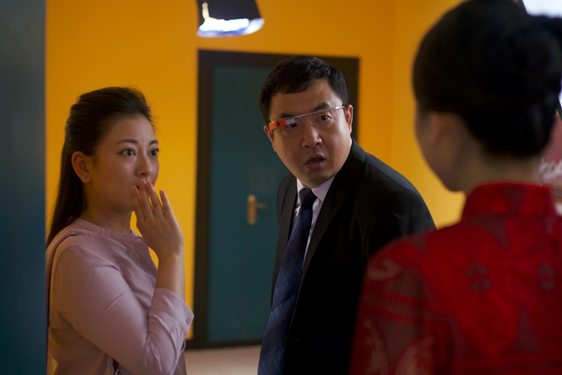 张聪发现邻居老王购买了一台机器人与自己的妻子长得一模一样.