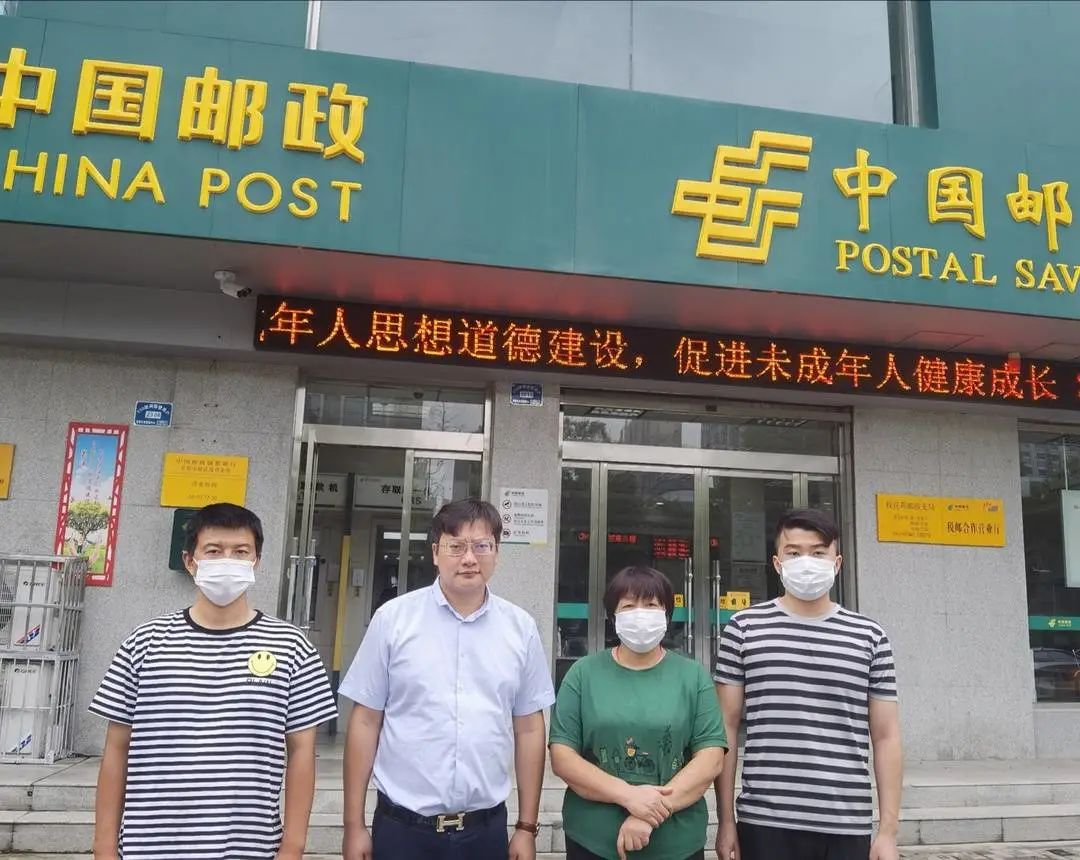 申友证家属和周兆成状师(左二)