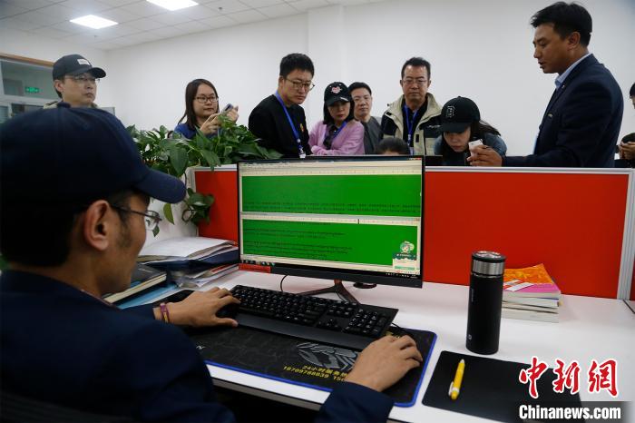 图为“云藏”大数据中央事情职员正在编写语料库。马铭言摄
