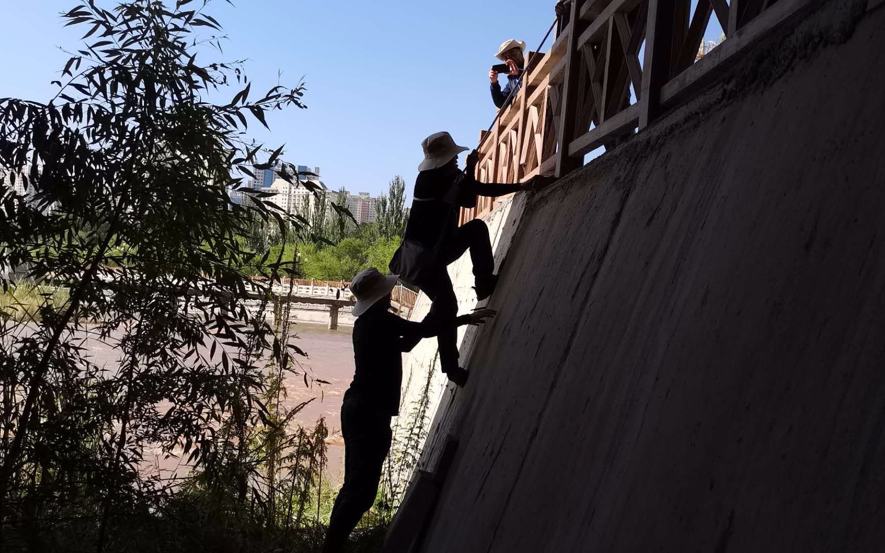 8月26日,从文苑桥下来后,赵生文和同事们用绳索下到桥下查看排污口。受访者供图