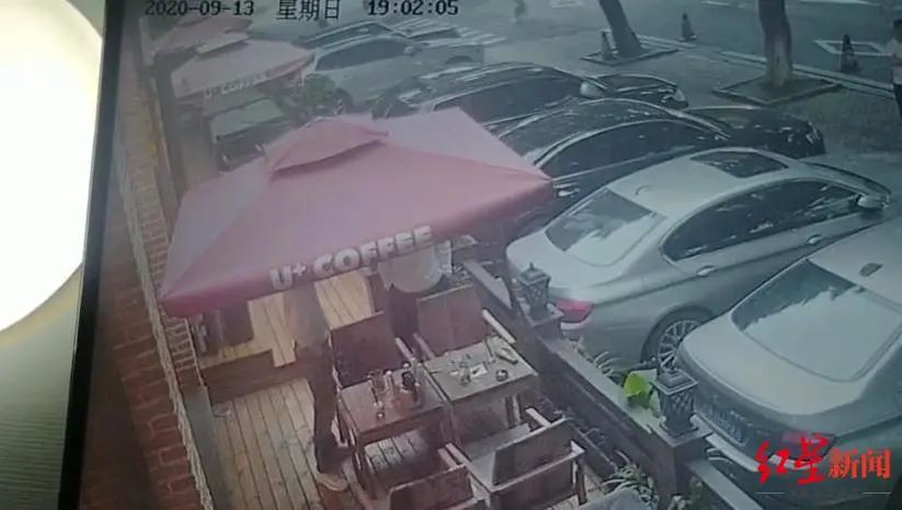 监控视频截图,左边男子为陈先生