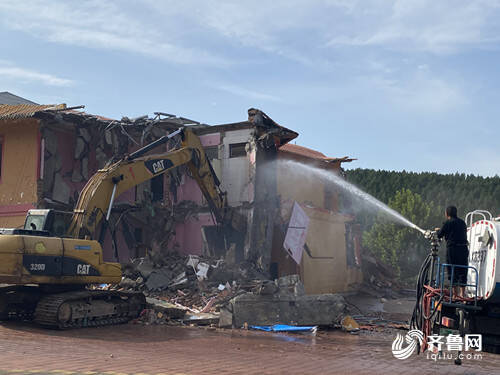 开拆!27秒视频看济南鱼翅皇宫大酒店拆除现场休闲区蓝鸢梦想 - Www.slyday.coM 开拆!27秒视频看济南鱼翅皇宫大酒店拆除现场休闲区蓝鸢梦想 - Www.slyday.coM