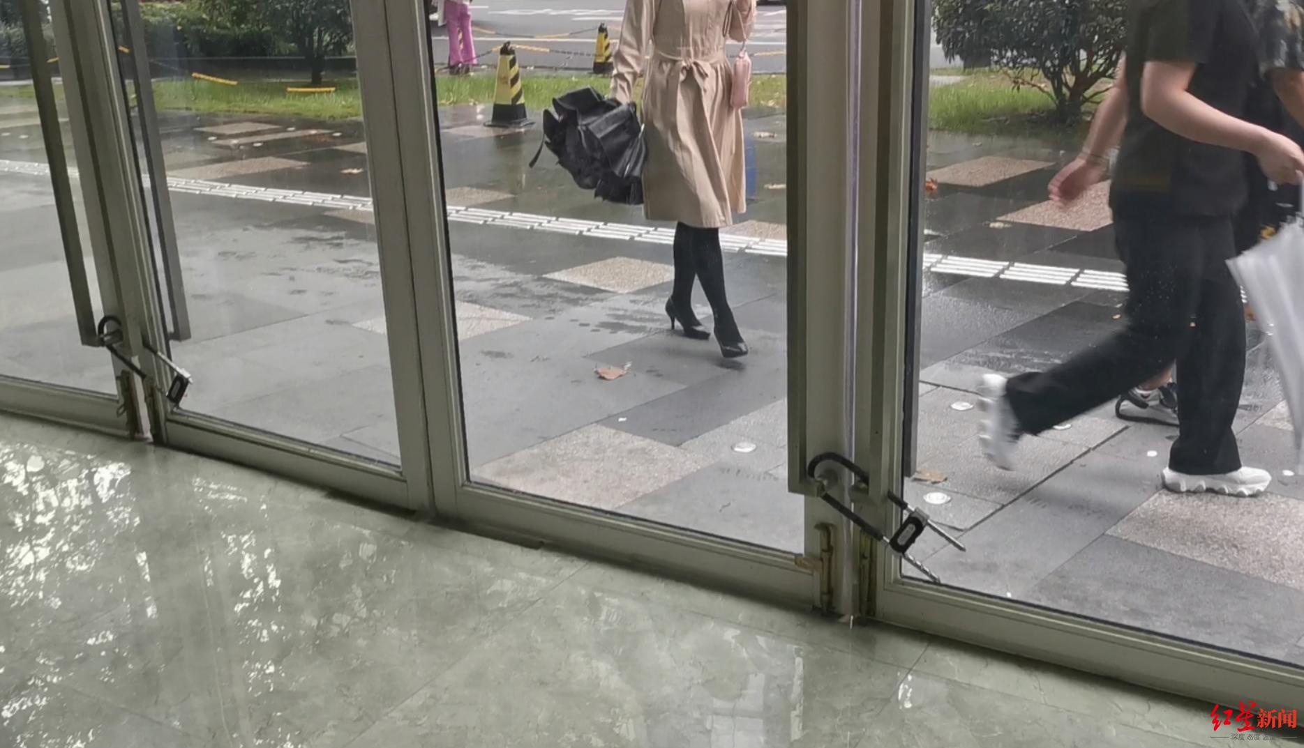 美容机构大门紧闭
