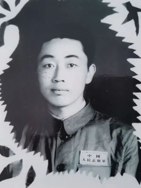 ▲资料图片:年轻时的马世勋身着中国人民志愿军军服留影。(受访者供图)