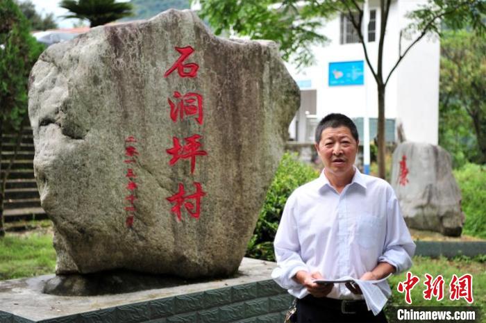 “顺口溜”书记朱应虎。 张国荣 摄