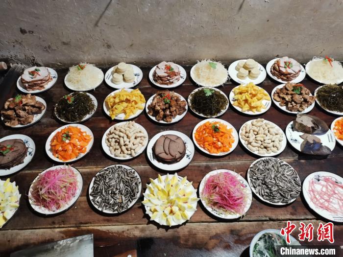 逢年过节或红白喜事必吃"老席,主要形式有"十三花"十全"等