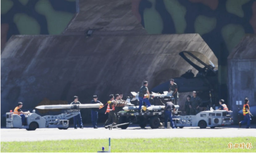 全台战机接力紧急升空警戒,地面人员则忙着挂弹补给。