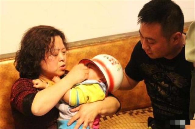 心疼又好笑,熊孩子把痰盂当头盔结果被卡住,网友的评论亮了休闲区蓝鸢梦想 - Www.slyday.coM 心疼又好笑,熊孩子把痰盂当头盔结果被卡住,网友的评论亮了休闲区蓝鸢梦想 - Www.slyday.coM