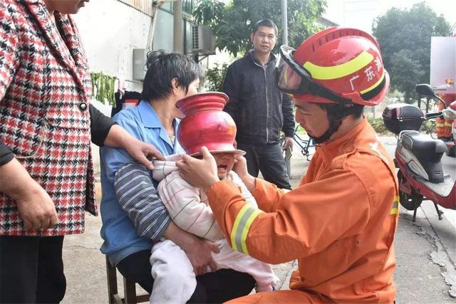 心疼又好笑,熊孩子把痰盂当头盔结果被卡住,网友的评论亮了休闲区蓝鸢梦想 - Www.slyday.coM 心疼又好笑,熊孩子把痰盂当头盔结果被卡住,网友的评论亮了休闲区蓝鸢梦想 - Www.slyday.coM