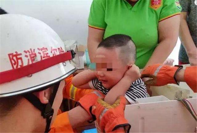 心疼又好笑,熊孩子把痰盂当头盔结果被卡住,网友的评论亮了休闲区蓝鸢梦想 - Www.slyday.coM 心疼又好笑,熊孩子把痰盂当头盔结果被卡住,网友的评论亮了休闲区蓝鸢梦想 - Www.slyday.coM