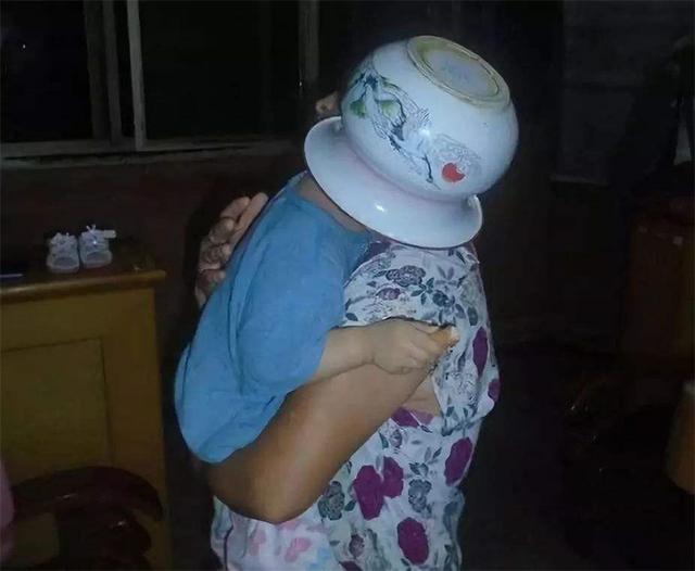 心疼又好笑,熊孩子把痰盂当头盔结果被卡住,网友的评论亮了休闲区蓝鸢梦想 - Www.slyday.coM 心疼又好笑,熊孩子把痰盂当头盔结果被卡住,网友的评论亮了休闲区蓝鸢梦想 - Www.slyday.coM