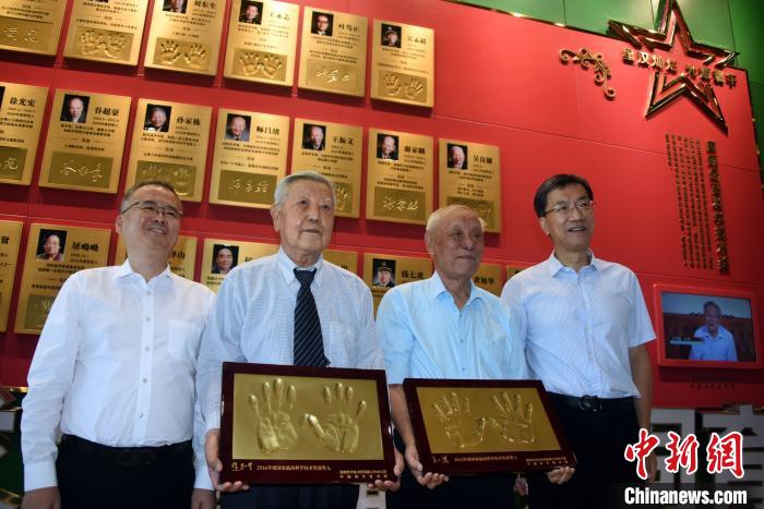 “国度最高科学手艺奖获奖科学家手模墙”在中国科技馆揭幕开放。孙自法摄