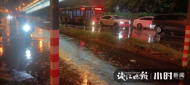 没有一丝丝防备!刚刚杭州这场短时雷阵雨,路上的你有没有凌乱在风雨中休闲区蓝鸢梦想 - Www.slyday.coM 没有一丝丝防备!刚刚杭州这场短时雷阵雨,路上的你有没有凌乱在风雨中休闲区蓝鸢梦想 - Www.slyday.coM