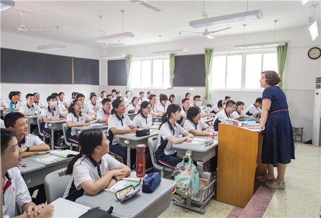 9月1日，武汉中学的学生在上英语课。新华社记者 肖艺九 摄