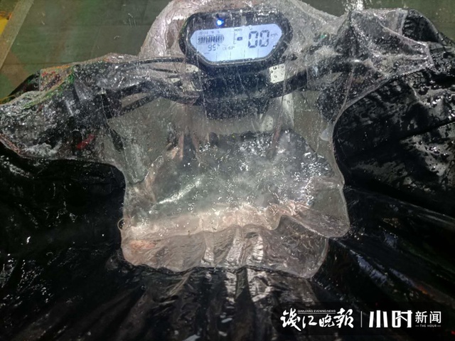 没有一丝丝防备!刚刚杭州这场短时雷阵雨,路上的你有没有凌乱在风雨中休闲区蓝鸢梦想 - Www.slyday.coM 没有一丝丝防备!刚刚杭州这场短时雷阵雨,路上的你有没有凌乱在风雨中休闲区蓝鸢梦想 - Www.slyday.coM