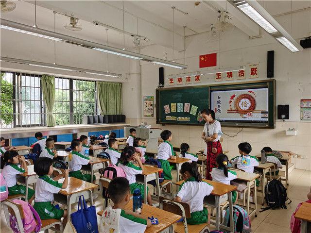 8月31日，广州市荔湾区坑口小学老师在给一年级新生讲以“勤俭节约”为主题的开学第一课。新华社记者 郑天虹 摄