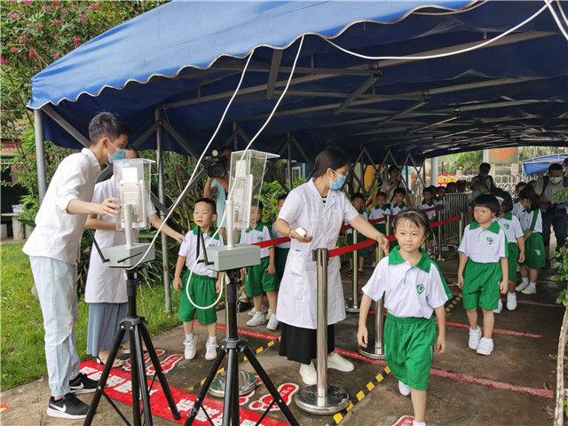 　9月1日，在北京第二实验小学新文化街校区，五年级和六年级学生参加升旗仪式。新华社记者 任超 摄