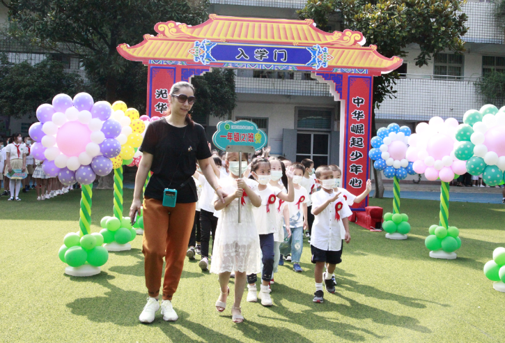 一年级新生走过"入学门"