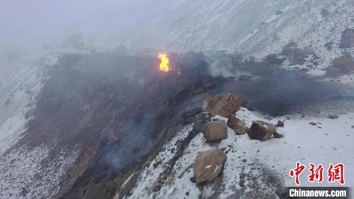 图为当地摄影师在冬季拍摄的千年地火。 曹建国 摄