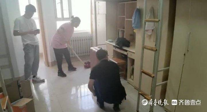 新生家長(zhǎng)正在宿舍幫著打掃。學(xué)生供圖