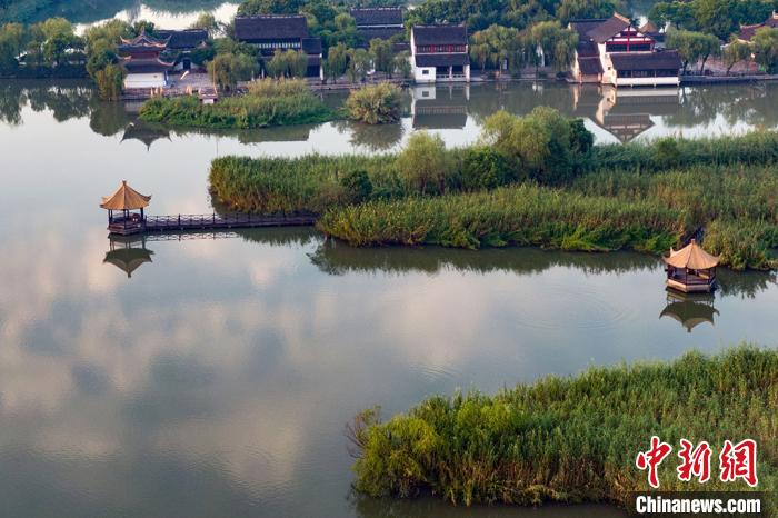 京剧《沙家浜》唱红大江南北,沙家浜今后申明远播,阿庆嫂更是家喻户晓。泱波 摄
