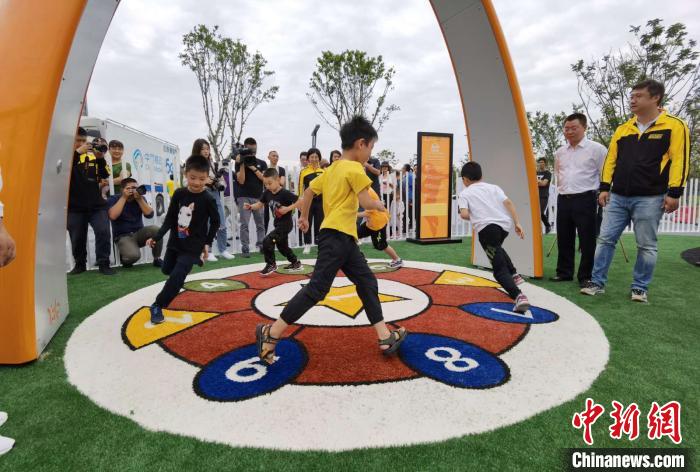图为小同伙们正在体验项目中的sona数跑彩虹。林川 摄