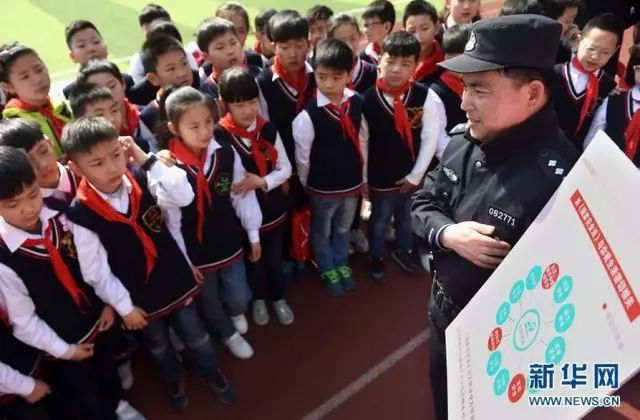 合肥公安局瑶海分局民警为瑶海区少儿艺术学校的学生讲解《国家安全法》相关知识。图源:新华网