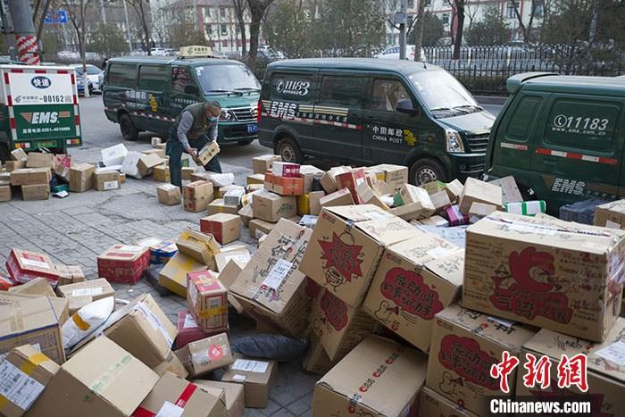 资料图:物流工作人员正在分拣快递。 中新社记者 张云 摄