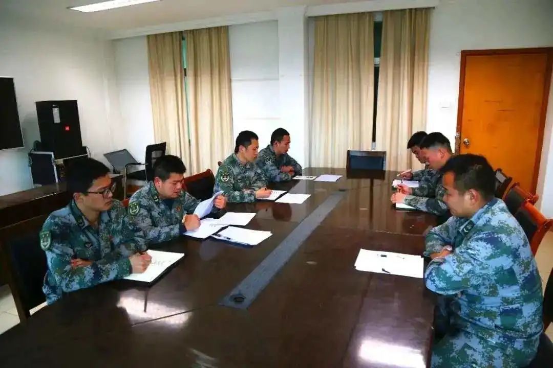 召开安全形势分析会