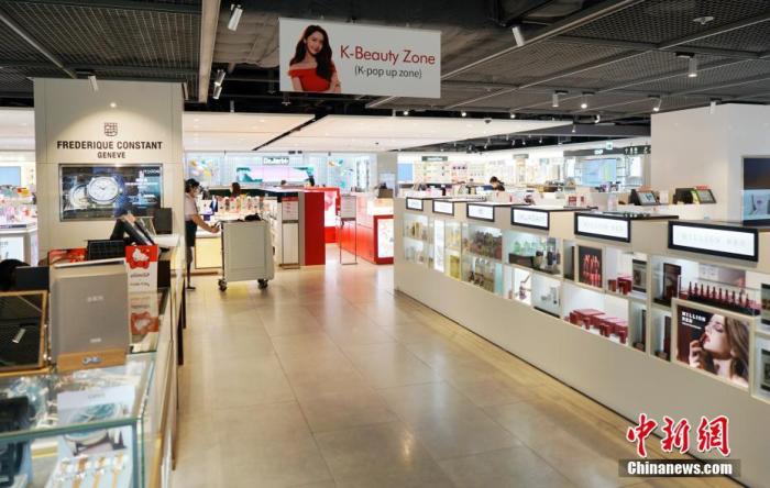 9月1日,韩国首尔江南区的一家免税店客流稀少。自8月以来,韩国确诊病例激增,韩国政府升级了首都圈防疫管控。 中新社记者 曾鼐 摄