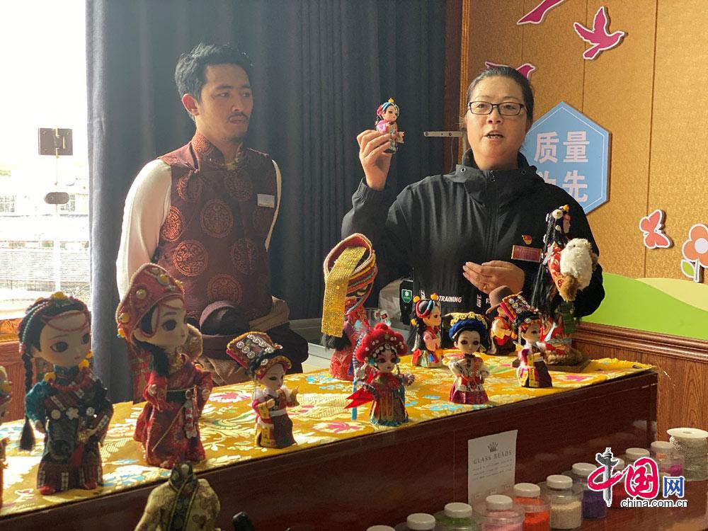 唐古镇白河社区书记张慧玲(右) 中国网记者 宋柏霖摄