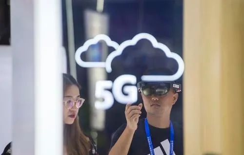跟着5G、云、AI等创新手艺的生长,数字经济正在成为鞭策经济增进的主要引擎。崔力 摄