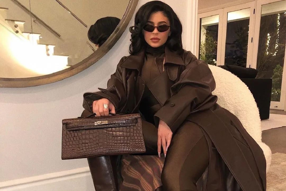 富婆kylie 几百万的包包里都装了些什么?每天贴身携带的居然是ta!