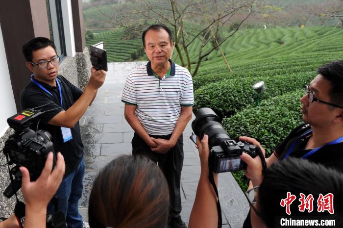 台商谢东庆在他的台品樱花茶园内担当媒体记者采访。张金川 摄